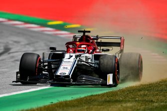 Kimi Raikkonen, Alfa Romeo Racing C38 runs wide
