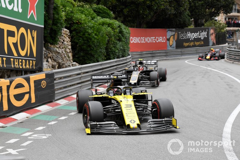 Daniel Ricciardo, Renault R.S.19, Kevin Magnussen, Haas F1 Team VF-19