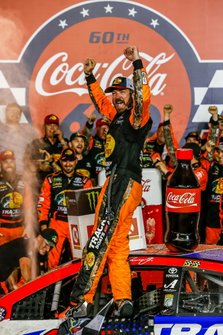 Martin Truex Jr., Joe Gibbs Racing, Toyota Camry Bass Pro Shops / TRACKER ATVs & Boats / USO victory lane