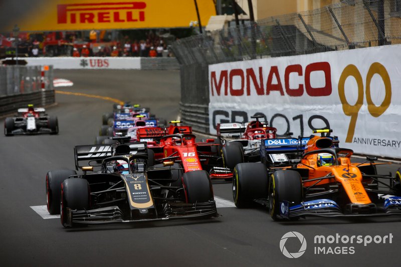 Lando Norris, McLaren MCL34, leads Romain Grosjean, Haas F1 Team VF-19, Charles Leclerc, Ferrari SF90, Kimi Raikkonen, Alfa Romeo Racing C38, and the remainder of the field at the start