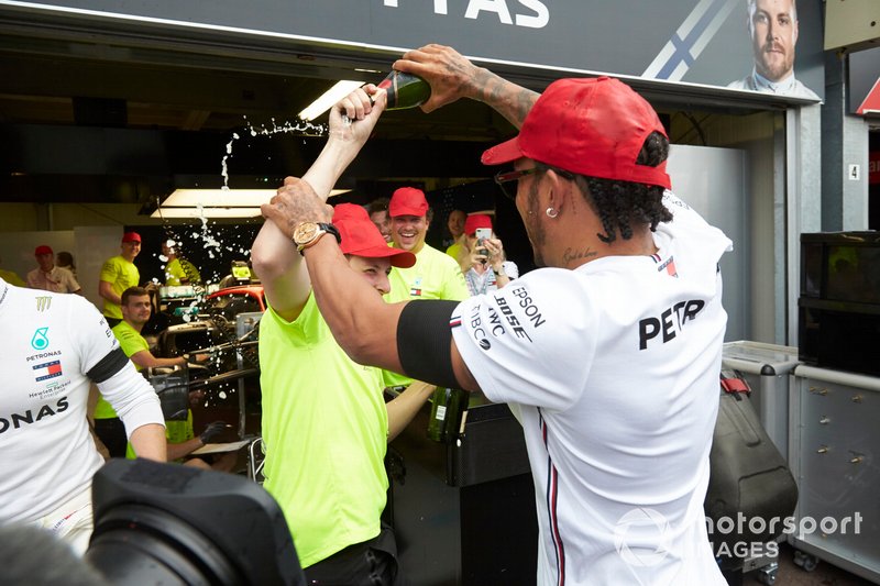 Lewis Hamilton, Mercedes AMG F1, 1st position, celebrates with his team