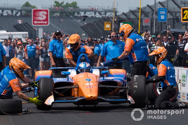 Scott Dixon, Chip Ganassi Racing Honda, in pit stop competition
