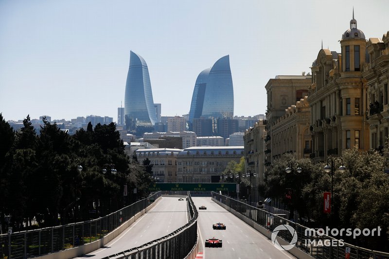 Lando Norris, McLaren MCL34, precede Charles Leclerc, Ferrari SF90