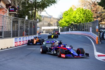 Daniil Kvyat, Toro Rosso STR14, voor Carlos Sainz Jr., McLaren MCL34, en Daniel Ricciardo, Renault R.S.19