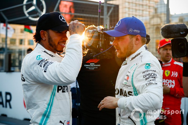 I partenti in prima fila Lewis Hamilton, Mercedes AMG F1, e il poleman Valtteri Bottas, Mercedes AMG F1, parlano dopo le Qualifiche
