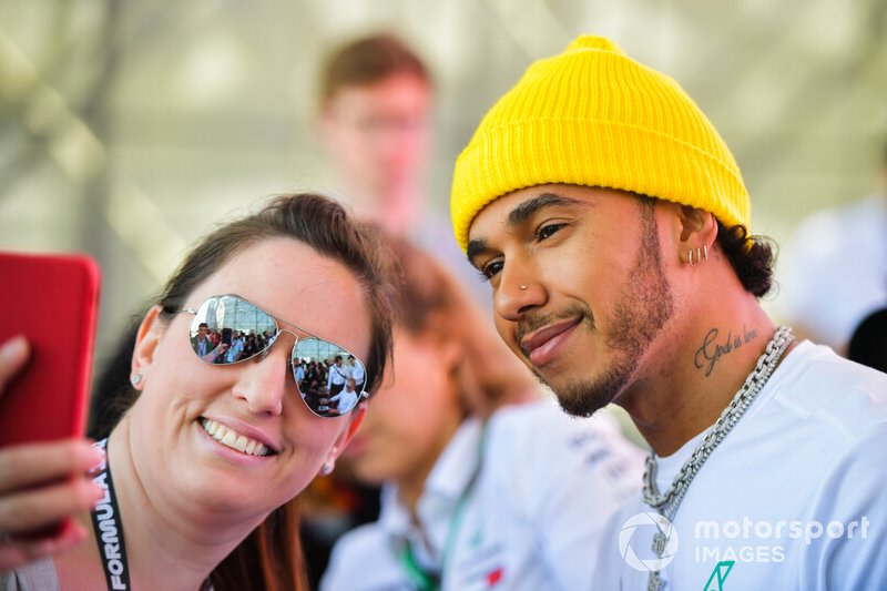Lewis Hamilton, Mercedes AMG F1, posa per un selfie