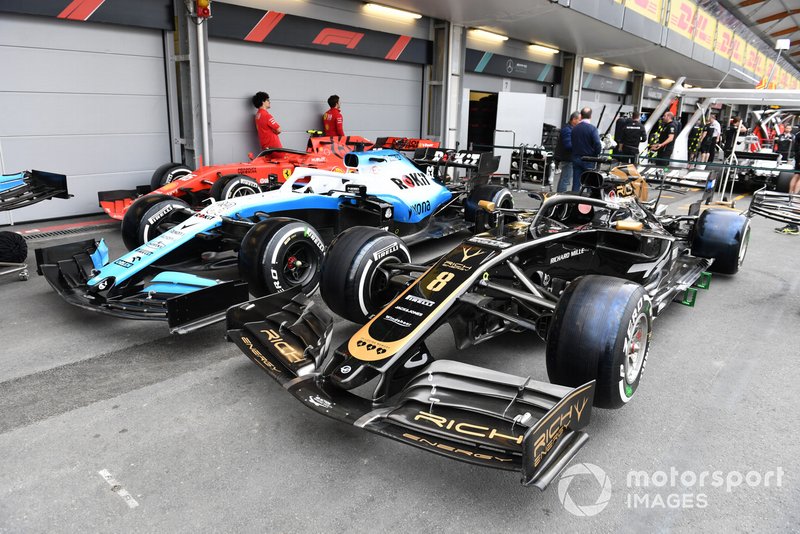 Autos de George Russell, Williams Racing FW42, Romain Grosjean, Haas F1 Team VF-19 y Charles Leclerc, Ferrari SF90 en el escrutinio. 