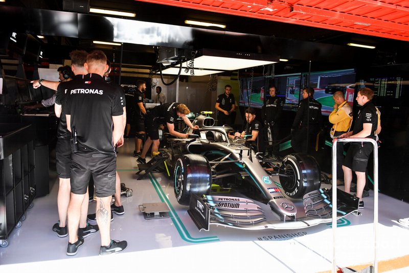 Valtteri Bottas, Mercedes AMG W10, dans le garage