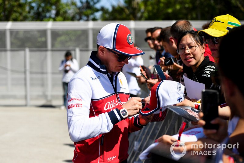 Kimi Raikkonen, Alfa Romeo Racing signs an autograph for fan
