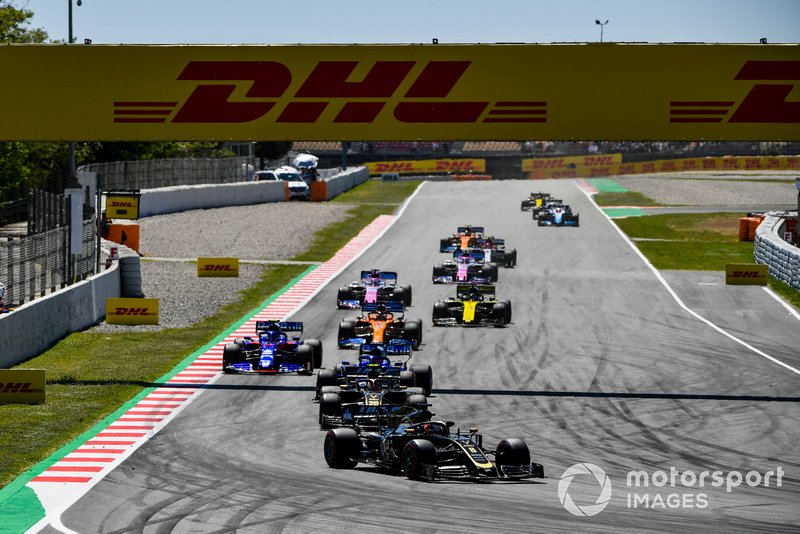 Romain Grosjean, Haas F1 Team VF-19, devant Kevin Magnussen, Haas F1 Team VF-19, Daniil Kvyat, Toro Rosso STR14, Alexander Albon, Toro Rosso STR14, Carlos Sainz Jr., McLaren MCL34, et Daniel Ricciardo, Renault R.S.19