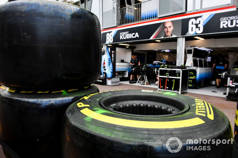 Шины Pirelli у гаража Williams