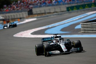 Lewis Hamilton, Mercedes AMG F1 W10, voor Valtteri Bottas, Mercedes AMG W10
