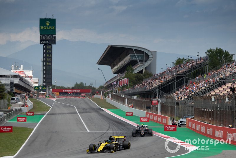 Daniel Ricciardo, Renault R.S.19, leads Kevin Magnussen, Haas F1 Team VF-19