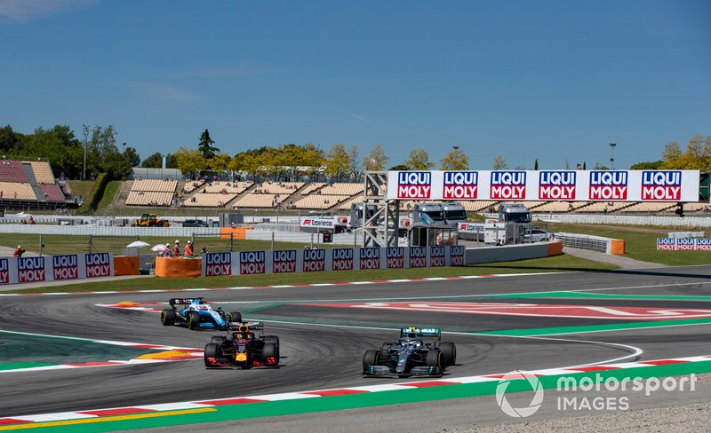 Valtteri Bottas, Mercedes AMG W10, devant Max Verstappen, Red Bull Racing RB15, et George Russell, Williams Racing FW42