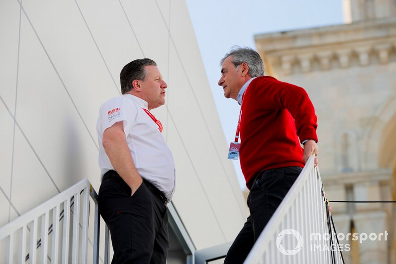 Zak Brown, Director Ejecutivo de McLaren, habla con Carlos Sainz