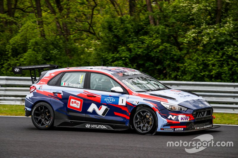 Gabriele Tarquini, BRC Hyundai N Squadra Corse Hyundai i30 N TCR wit a flat tire