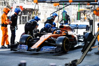 Carlos Sainz Jr., McLaren MCL34, maakt een pitstop