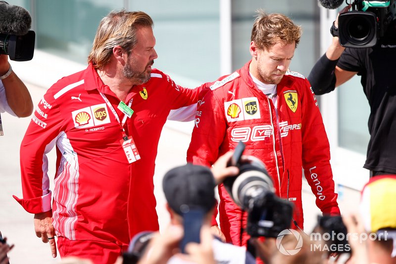 Un irritato Sebastian Vettel, Ferrari, seconda posizione, torna per i festeggiamenti sul podio