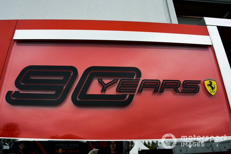 Logo de Ferrari celebrando 90 años de la Scuderia Ferrari