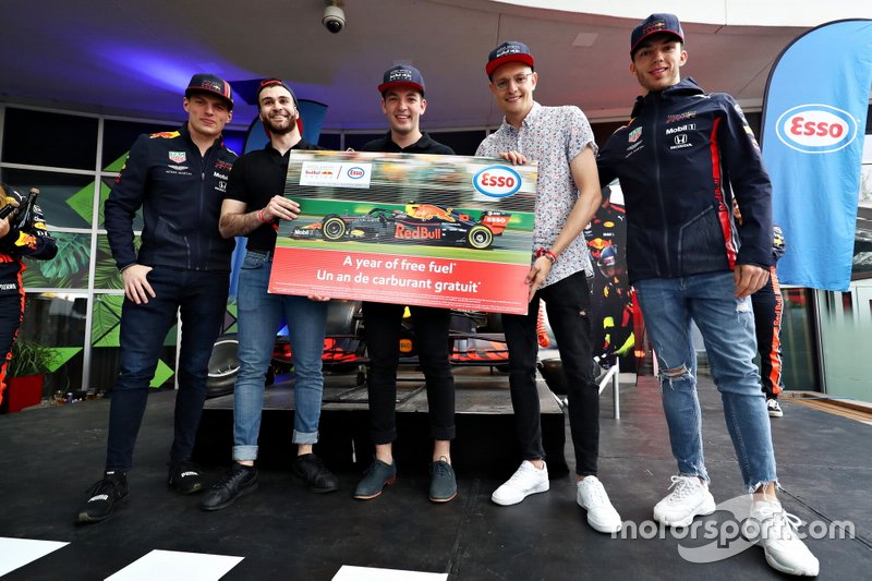 Max Verstappen e Pierre Gasly consegnano ai vincitori del Red Bull Pit Stop una riserva di carburante di un anno