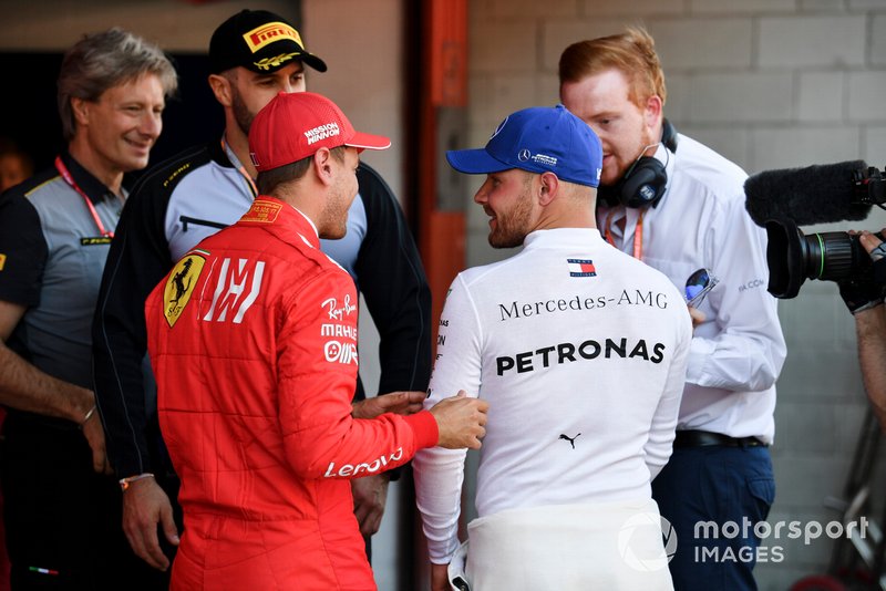 Sebastian Vettel, Ferrari, parla con il poleman Valtteri Bottas, Mercedes AMG F1, dopo le Qualifiche