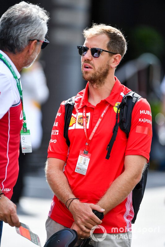 Beat Zehnder, Team Manager, Alfa Romeo Racing e Sebastian Vettel, Ferrari