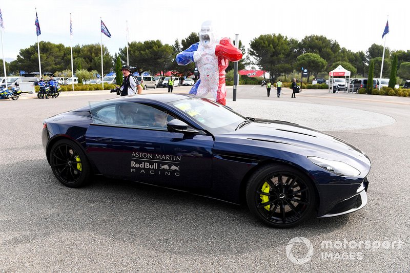 Max Verstappen, Red Bull Racing llega en un Aston Martin