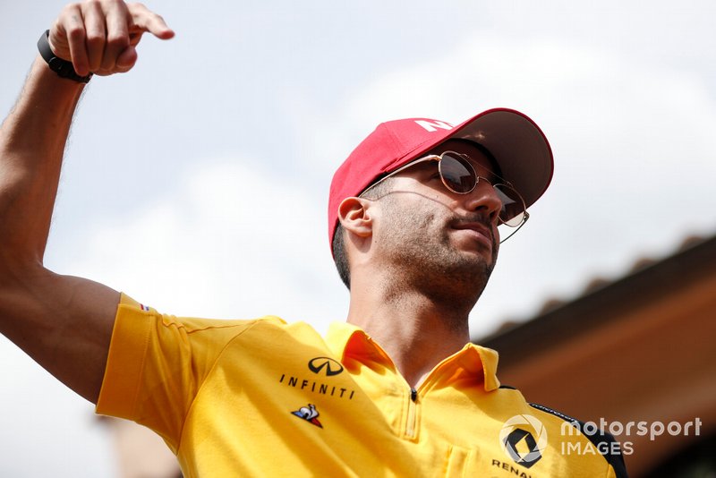 Daniel Ricciardo, Renault F1 Team con una gorra roja en homenaje a Niki Lauda