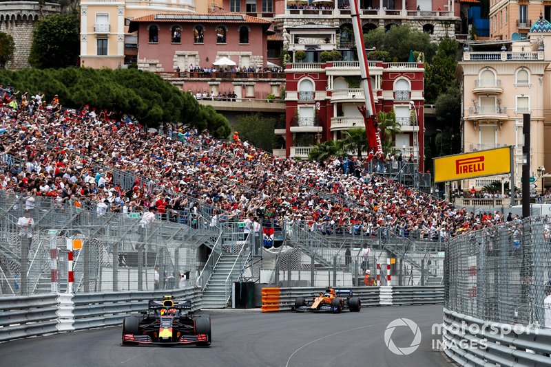 Pierre Gasly, Red Bull Racing RB15, Carlos Sainz Jr., McLaren MCL34