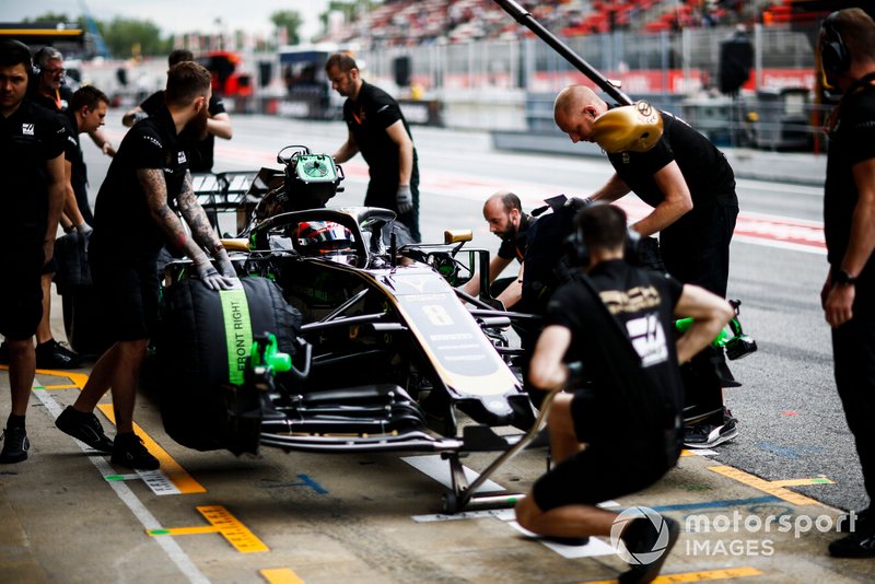 Romain Grosjean, Haas F1 Team VF-19, dans les stands