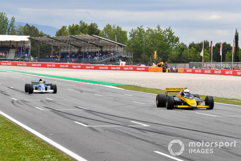 Une 1987 Minardi M187 Motori Moderni devant James Calado dans une 1995 Tyrrell 023 Yamaha
