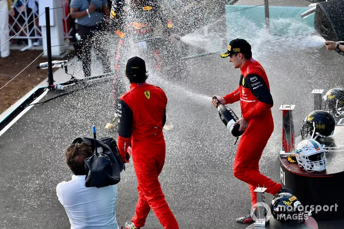 Podio: segundo lugar Charles Leclerc, Ferrari, ganador Max Verstappen, Red Bull Racing, tercer lugar Carlos Sainz, Ferrari