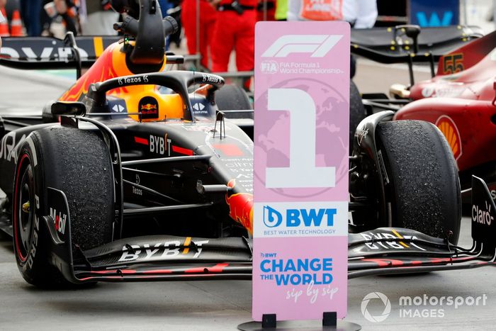 El coche de Max Verstappen, Red Bull Racing RB18, 1ª posición, en Parc Ferme