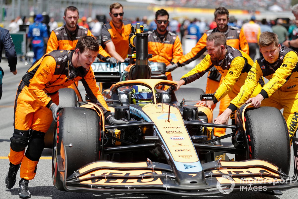 Lando Norris, McLaren MCL36, llega a la parrilla