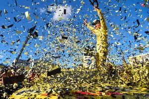 Joey Logano, Team Penske, Ford Mustang Pennzoil, celebra en victory lane después de ganar la Pennzoil 400.