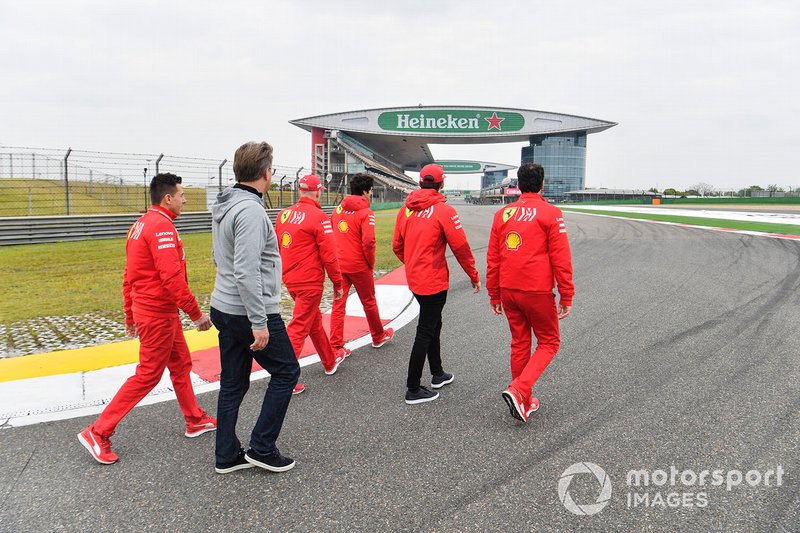 Charles Leclerc, Ferrari, ispeziona il circuito con il suo team