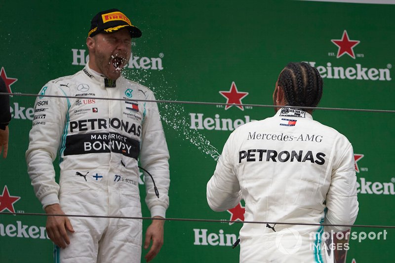 Valtteri Bottas, Mercedes AMG F1, deuxième, avec Lewis Hamilton, Mercedes AMG F1, vainqueur