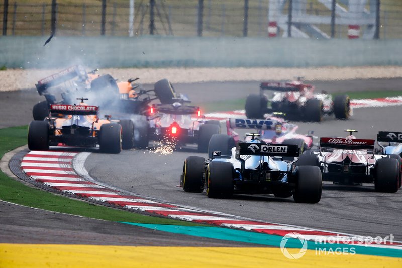 Lando Norris, McLaren MCL34 sale disparado tras el contacto entre Daniil Kvyat, Toro Rosso STR14 y Carlos Sainz., McLaren MCL34