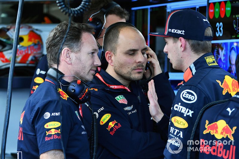 Christian Horner, director del equipo, Red Bull Racing, habla con Max Verstappen, Red Bull Racing
