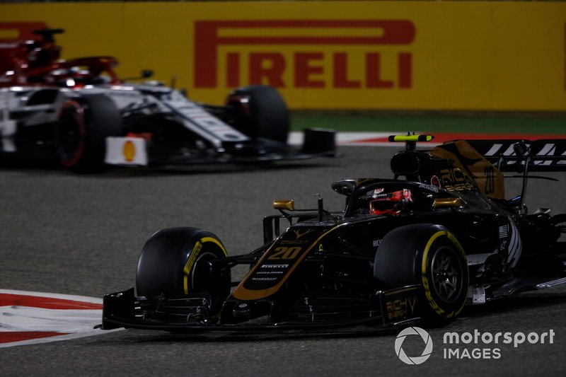 Kevin Magnussen, Haas F1 Team VF-19, precede Kimi Raikkonen, Alfa Romeo Racing C38