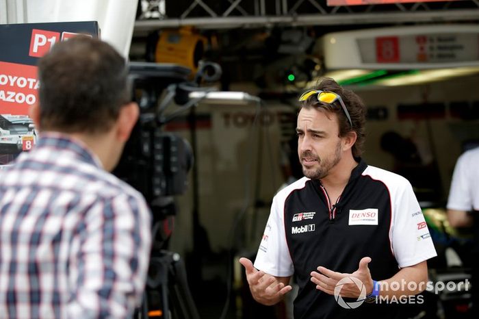 # 8 Toyota Gazoo Racing Toyota TS050: Fernando Alonso es entrevistado por Julia Piquet, Motorsport.com