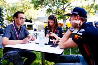 Motorsport.com-verslaggever Erwin Jaeggi interviewt Red Bull Racing-coureur Max Verstappen