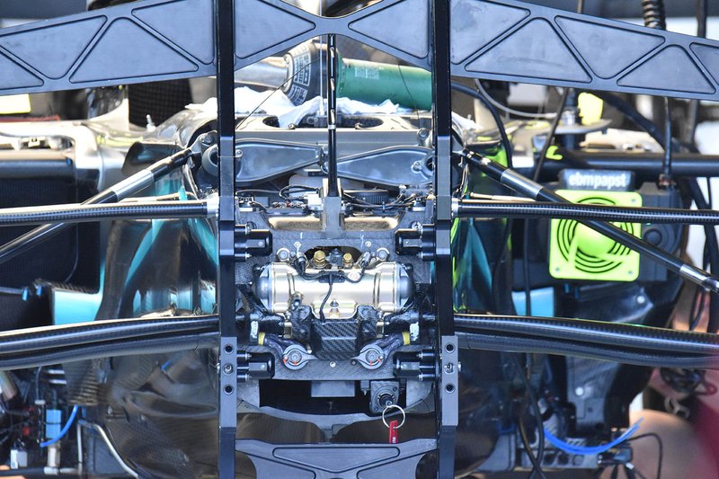 Mercedes AMG F1 W10, detalhe da suspensão
