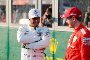 Le poleman Lewis Hamilton, Mercedes AMG F1 et Sebastian Vettel, Ferrari dans le Parc Fermé