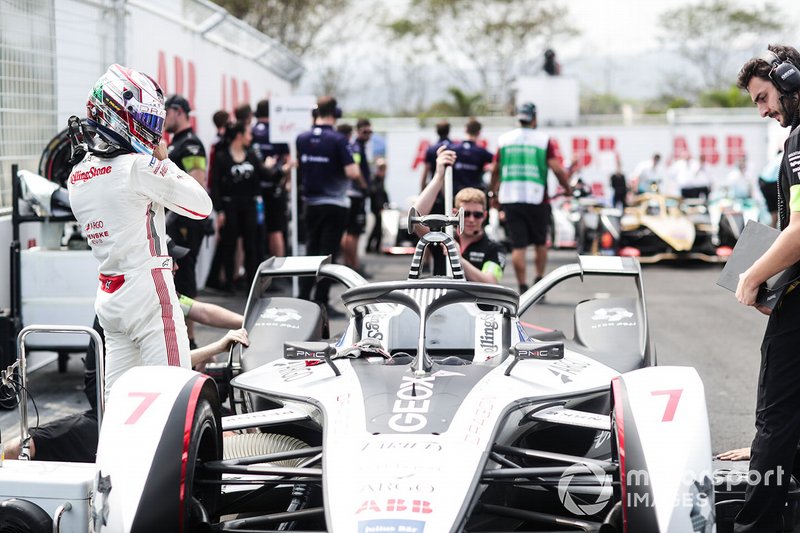 Jose Maria Lopez, in griglia di partenza accanto alla sua GEOX Dragon Racing Penske EV-3