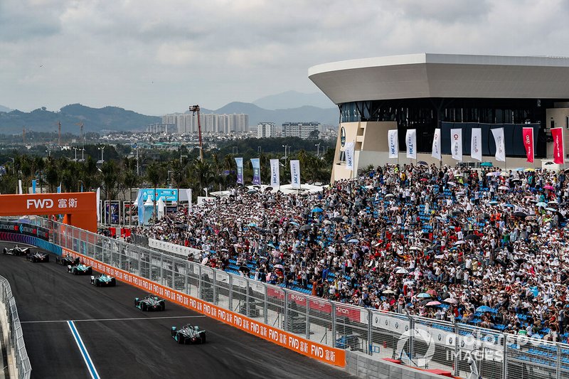 Le monoposto si dirigono verso la prima curva