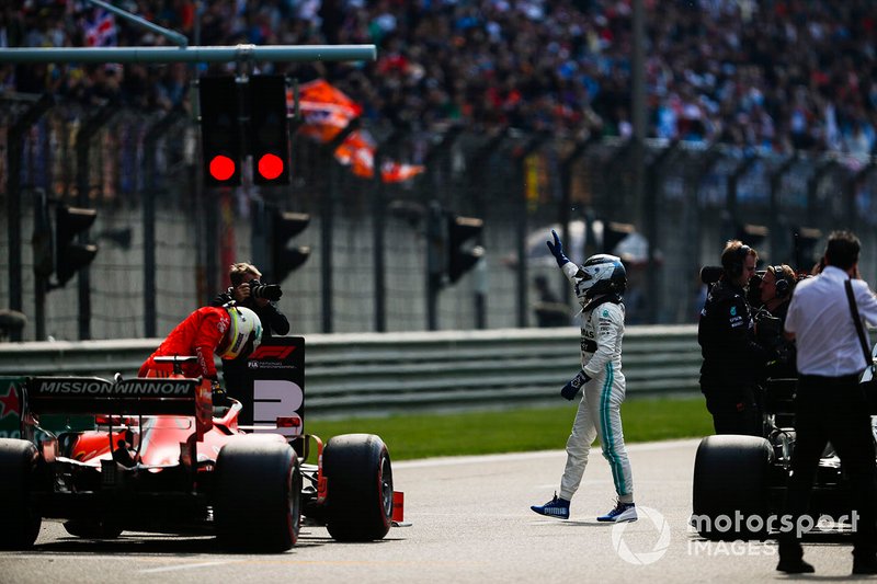 Valtteri Bottas, Mercedes AMG F1, celebrates pole as Sebastian Vettel, Ferrari SF90, arrives on the grid