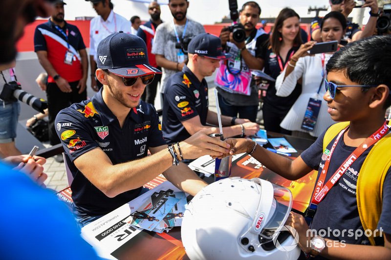 Pierre Gasly, Red Bull Racing, e Max Verstappen, Red Bull Racing, firmano autografi ai fan