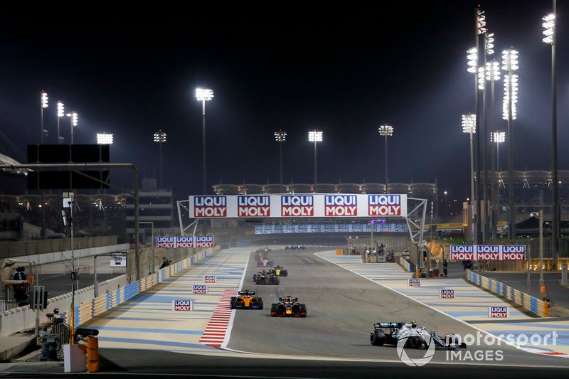 Valtteri Bottas, Mercedes AMG W10, Max Verstappen, Red Bull Racing RB15, y Carlos Sainz Jr., McLaren MCL34