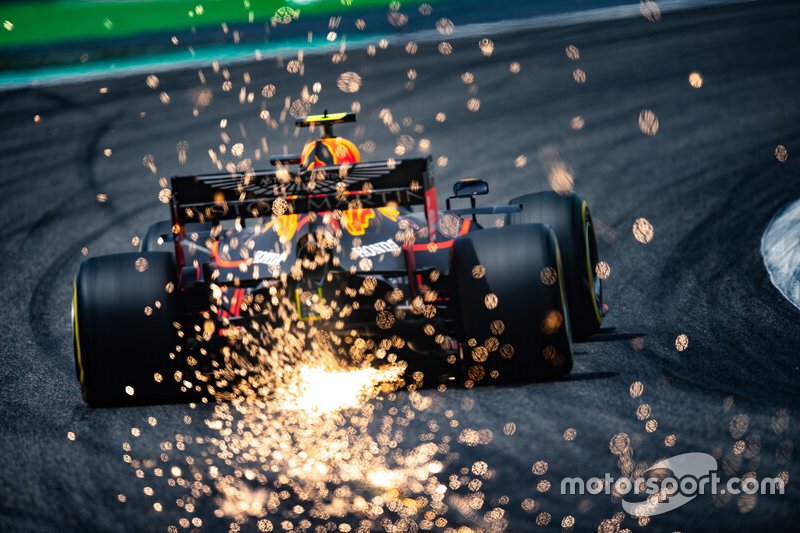 Red Bull RB15 Пьера Гасли в первом повороте